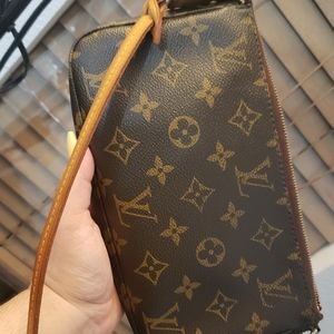 💜💛 SOLD💜💛  Louis Vuitton Pochette Accessories
